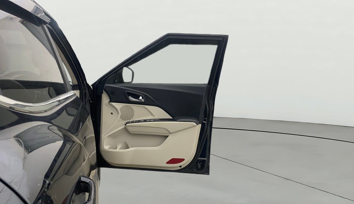 2021 Mahindra XUV300 W8 (O) 1.2 PETROL, Petrol, Manual, 82,584 km, RHS Front Door