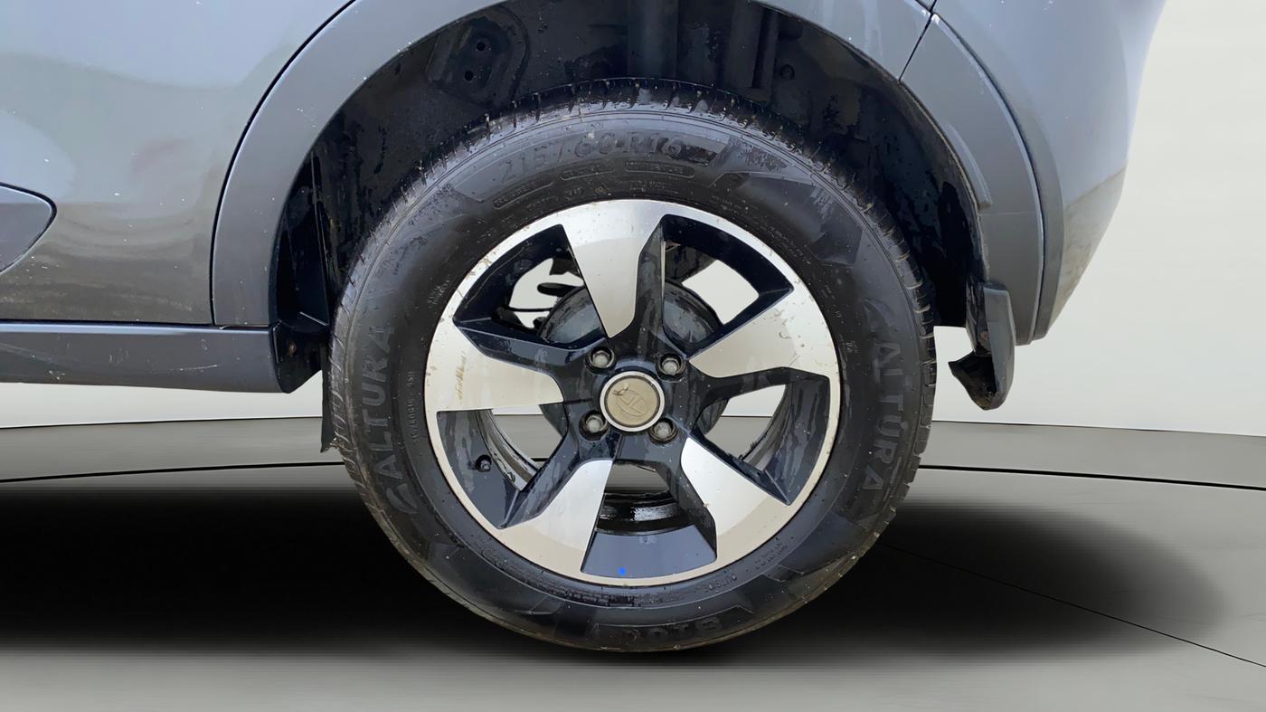 2018 Tata NEXON XZA PLUS DIESEL DUAL TONE, Diesel, Automatic, 1,34,209 km, Left Rear Wheel