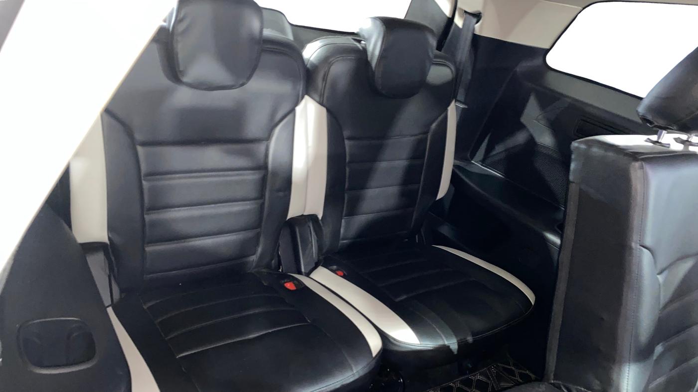 2022 Mahindra XUV700 AX 5 P MT 7 STR (E), Petrol, Manual, 14,076 km, Third Seat Row ( optional )