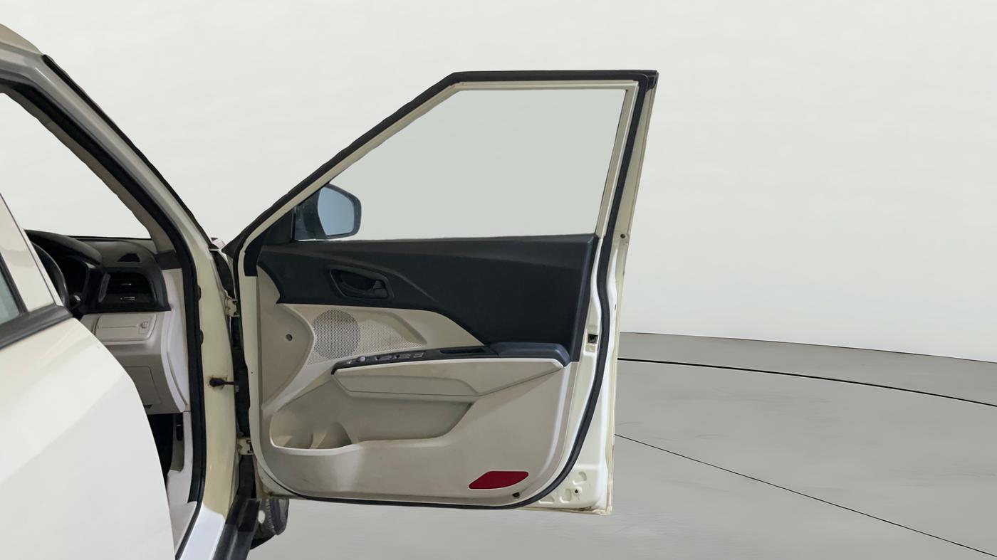 2020 Mahindra XUV300 W4 1.5 DIESEL, Diesel, Manual, 75,621 km, RHS Front Door