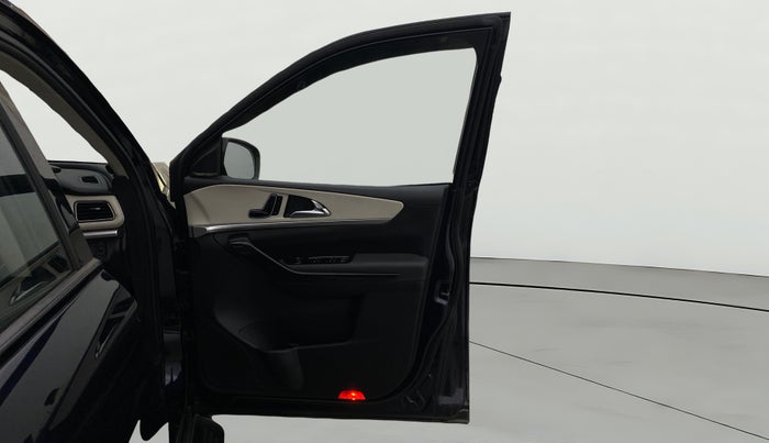 2024 Mahindra XUV700 AX 7 Luxury Pack Petrol AT 6 STR, Petrol, Automatic, 2,678 km, RHS Front Door