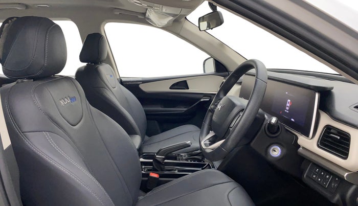 2022 Mahindra XUV700 AX 5 P AT 5 STR, Petrol, Automatic, 28,300 km, Right Side Front Door Cabin