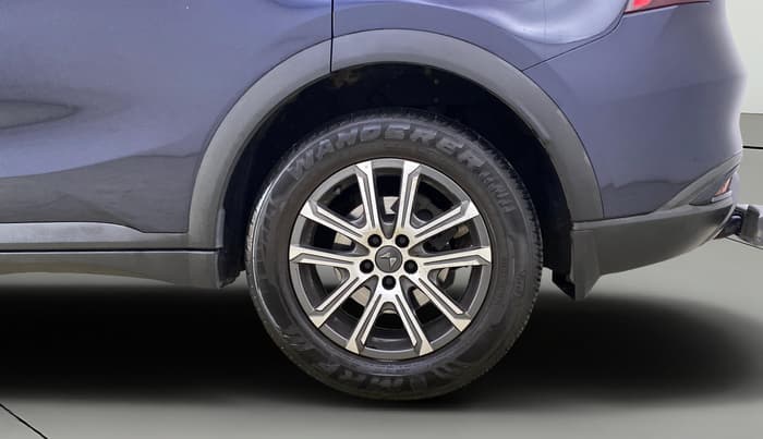 2023 Mahindra XUV700 AX 7 LUXURY P AT 7 STR, Petrol, Automatic, 24,791 km, Left Rear Wheel