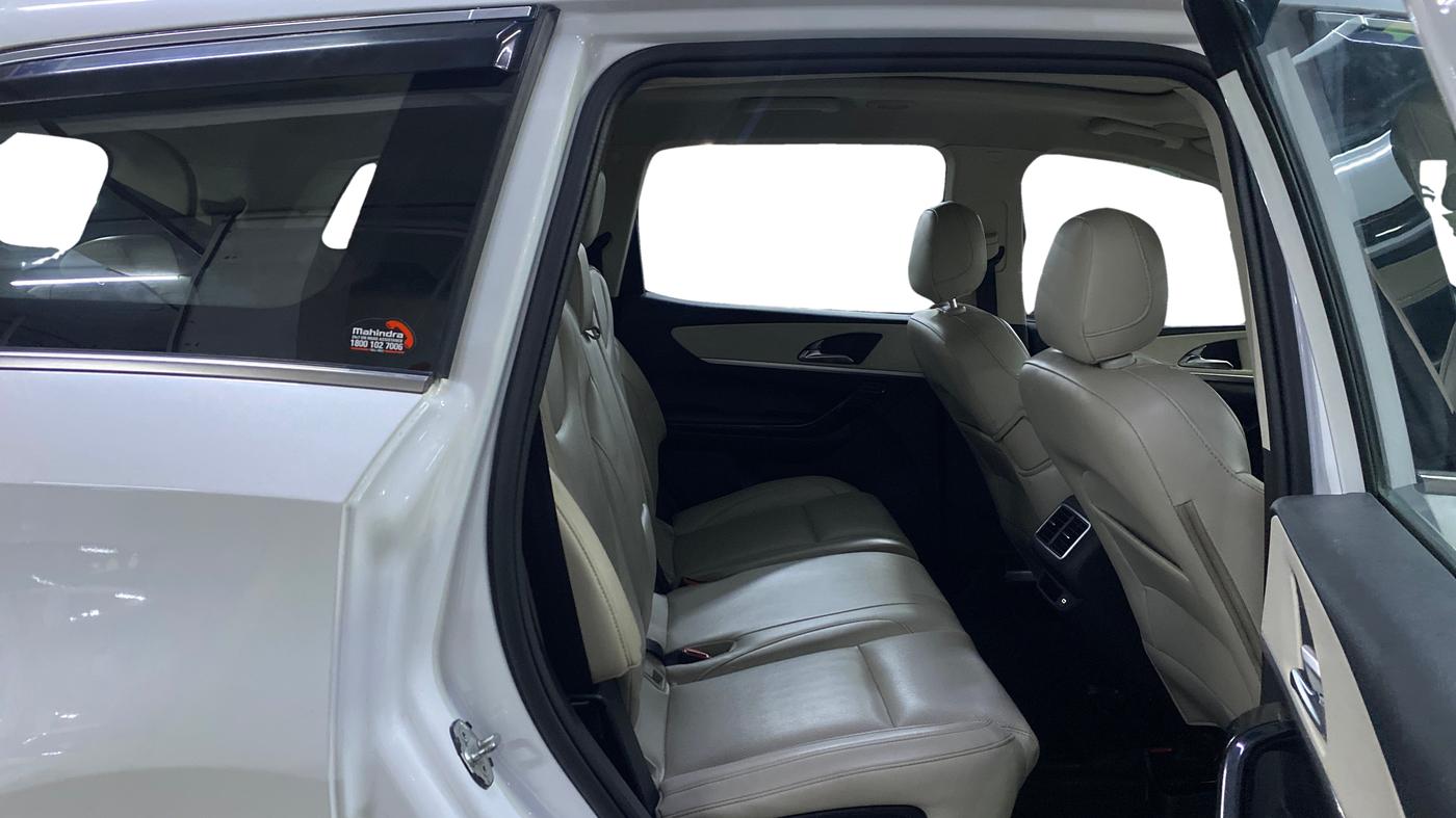 2022 Mahindra XUV700 AX 7 LUXURY D AWD AT 7 STR, Diesel, Automatic, 81,893 km, Right Side Rear Door Cabin