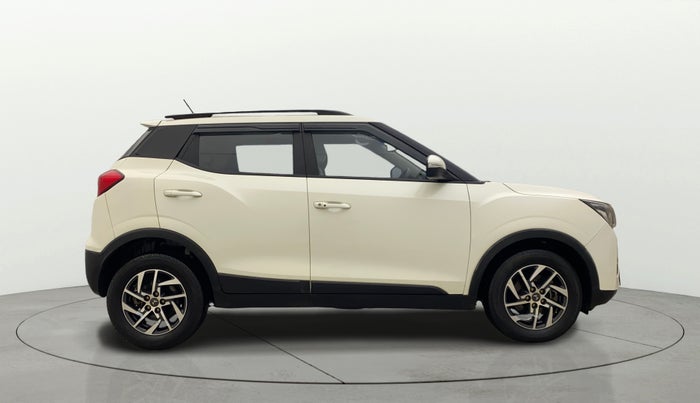 2022 Mahindra XUV300 W8 (O) 1.2 PETROL AMT, Petrol, Automatic, 30,355 km, Right Side View