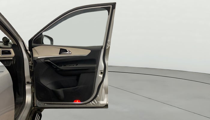 2022 Mahindra XUV700 AX 5 P MT 7 STR, Petrol, Manual, 32,365 km, RHS Front Door