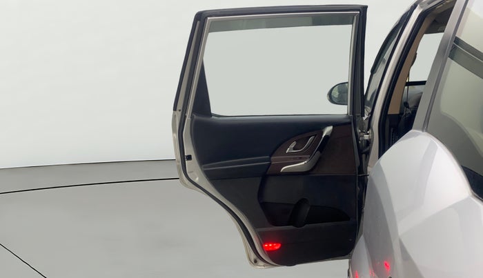 2014 Mahindra XUV500 W8, Diesel, Manual, 1,22,321 km, LHS Rear Door