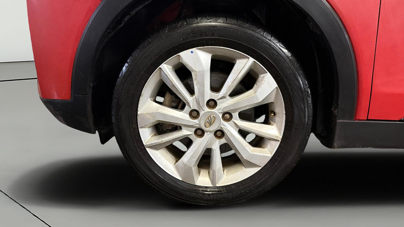 2019 Mahindra XUV300 W8 1.2 PETROL, Petrol, Manual, 1,06,801 km, Left Front Wheel