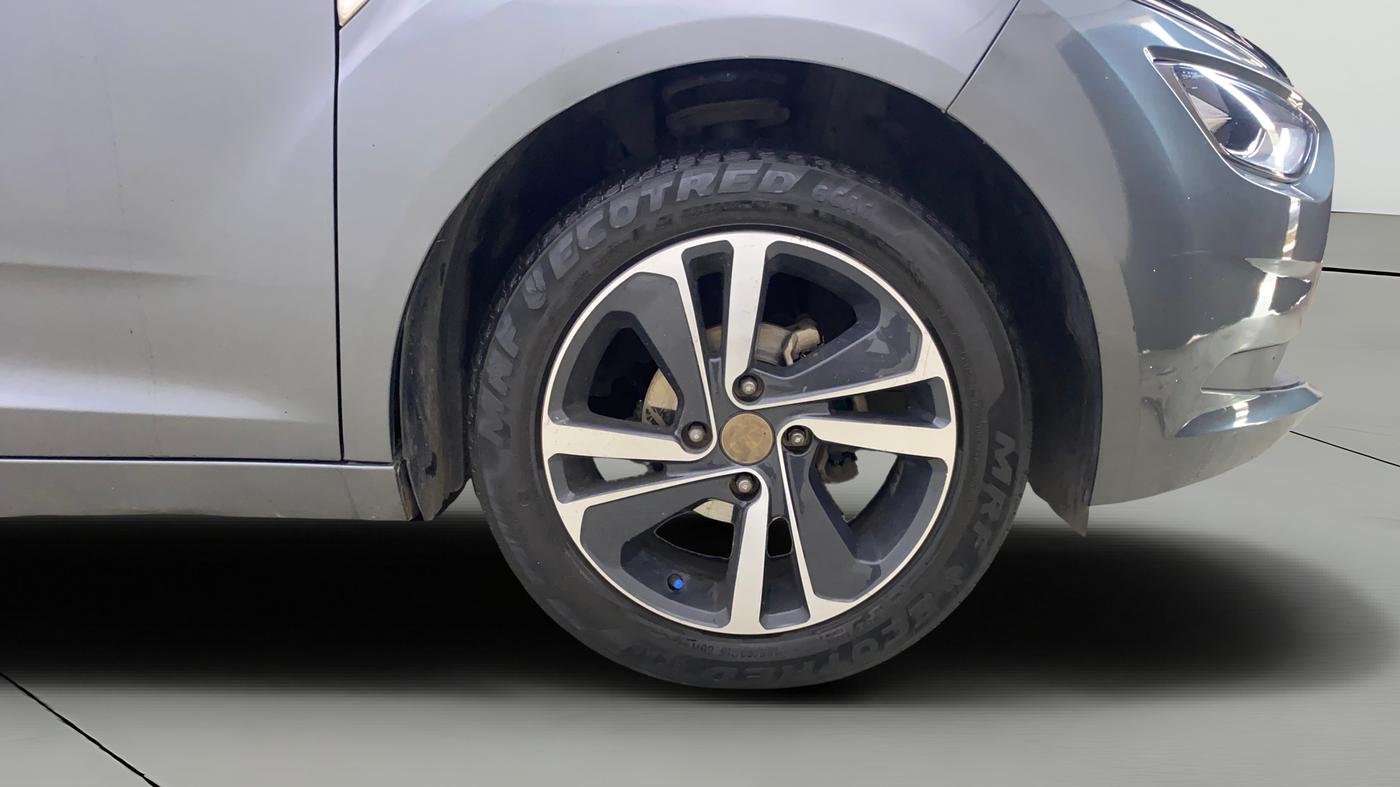 2023 Tata ALTROZ XZ PETROL, Petrol, Manual, 43,332 km, Right Front Wheel