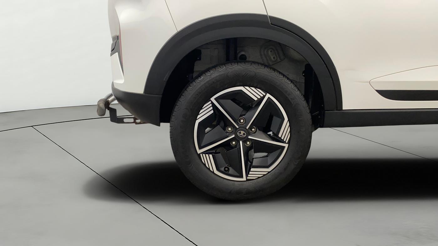 2024 Tata NEXON FEARLESS DUAL TONE 1.2 PETROL, Petrol, Manual, 28,661 km, Right Rear Wheel