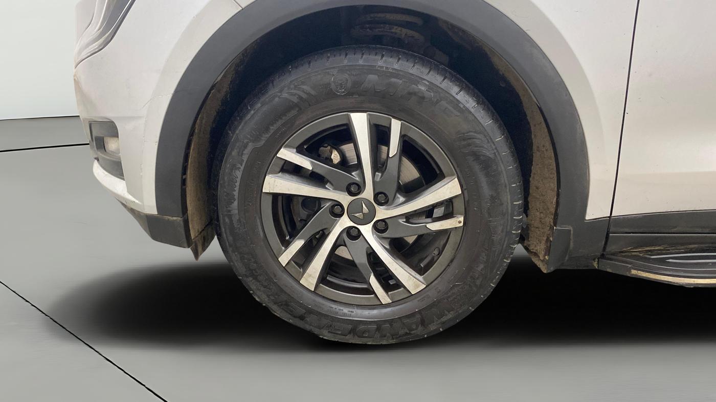 2022 Mahindra XUV700 AX 5 P MT 5 STR, Petrol, Manual, 46,675 km, Left Front Wheel