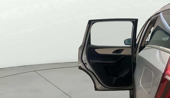 2022 Mahindra XUV700 AX 5 P MT 5 STR, Petrol, Manual, 46,675 km, LHS Rear Door