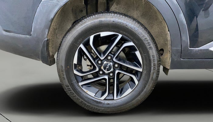 2022 KIA CARENS LUXURY PLUS 1.4 PETROL DCT 7 STR, Petrol, Automatic, 82,165 km, Right Rear Wheel