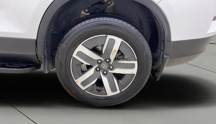 2024 Tata Safari ADVENTURE PLUS, Diesel, Manual, 29,863 km, Left Rear Wheel
