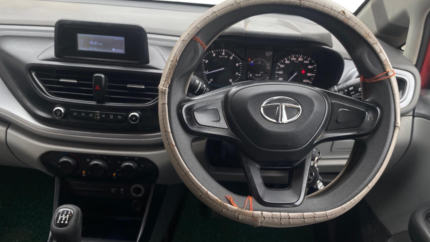 2020 Tata ALTROZ XM PETROL, Petrol, Manual, 43,045 km, Steering Wheel Close Up