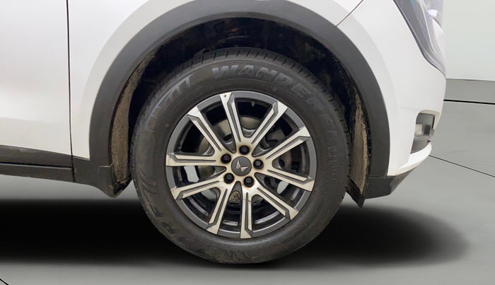 2021 Mahindra XUV700 AX 7 P AT 7 STR, Petrol, Automatic, 60,237 km, Right Front Wheel