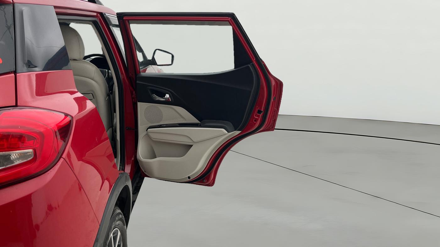 2023 Mahindra XUV300 W8 (O) 1.2 PETROL AMT, Petrol, Automatic, 9,410 km, RHS Rear Door