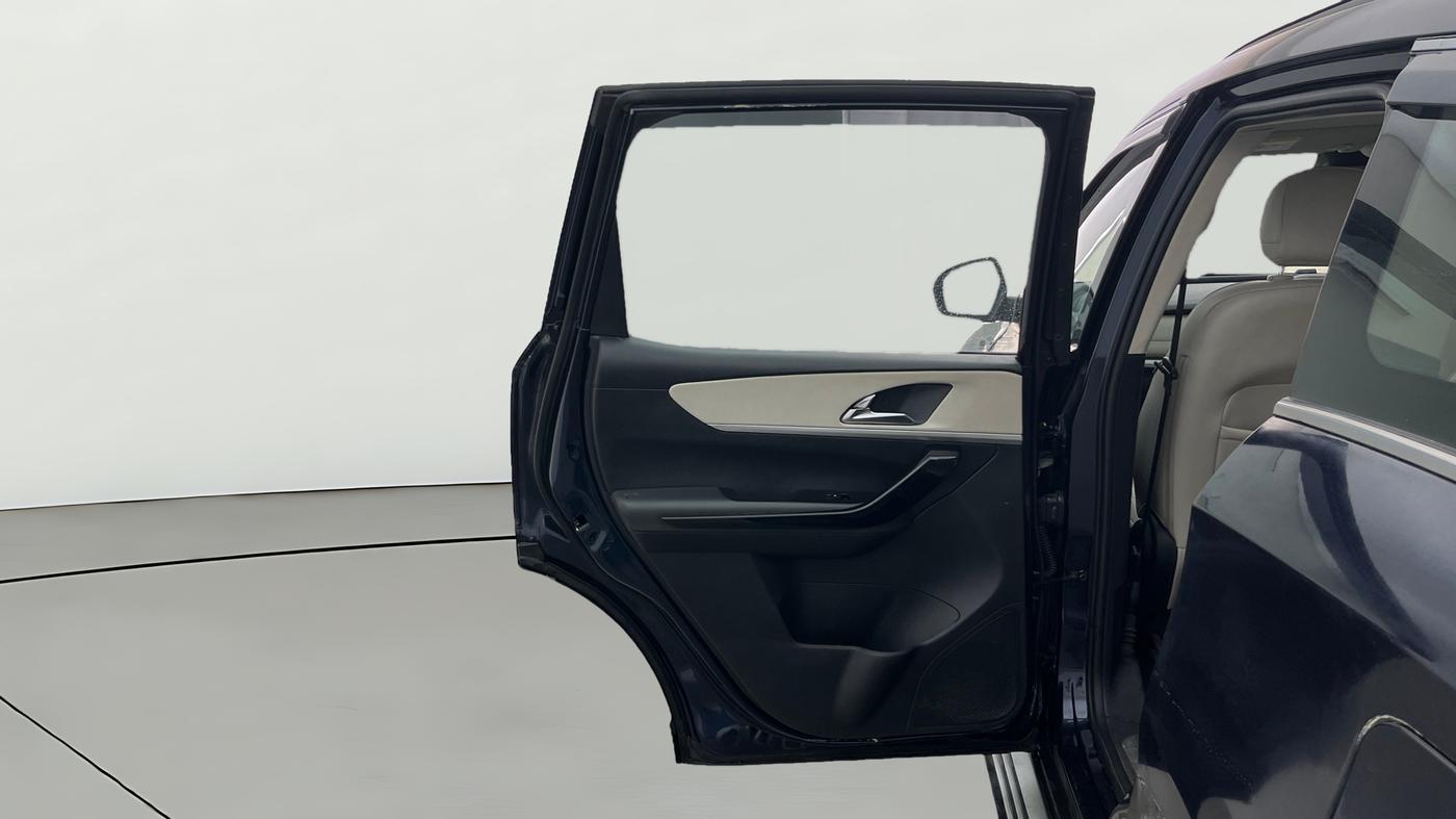 2022 Mahindra XUV700 AX 7 P AT 7 STR, Petrol, Automatic, 78,980 km, LHS Rear Door