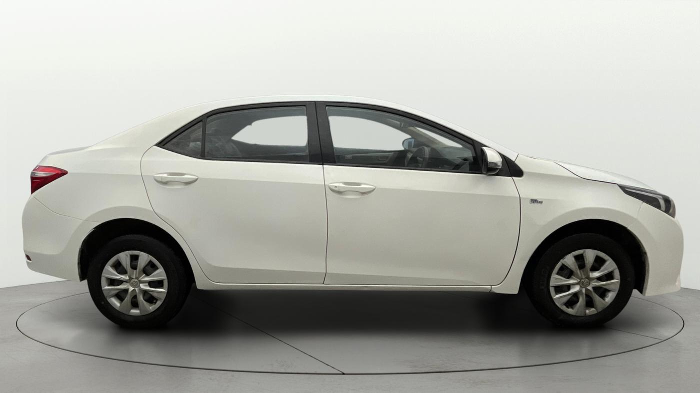 2014 Toyota Corolla Altis J PETROL, Petrol, Manual, 1,04,585 km, Right Side View