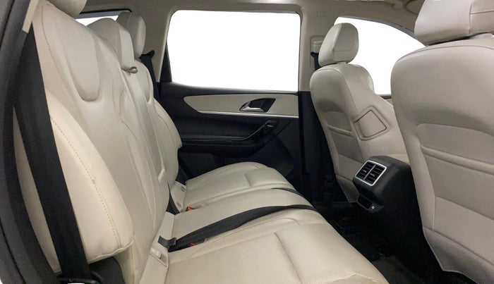 2023 Mahindra XUV700 AX7 Petrol MT 7 STR, Petrol, Manual, 24,144 km, Right Side Rear Door Cabin