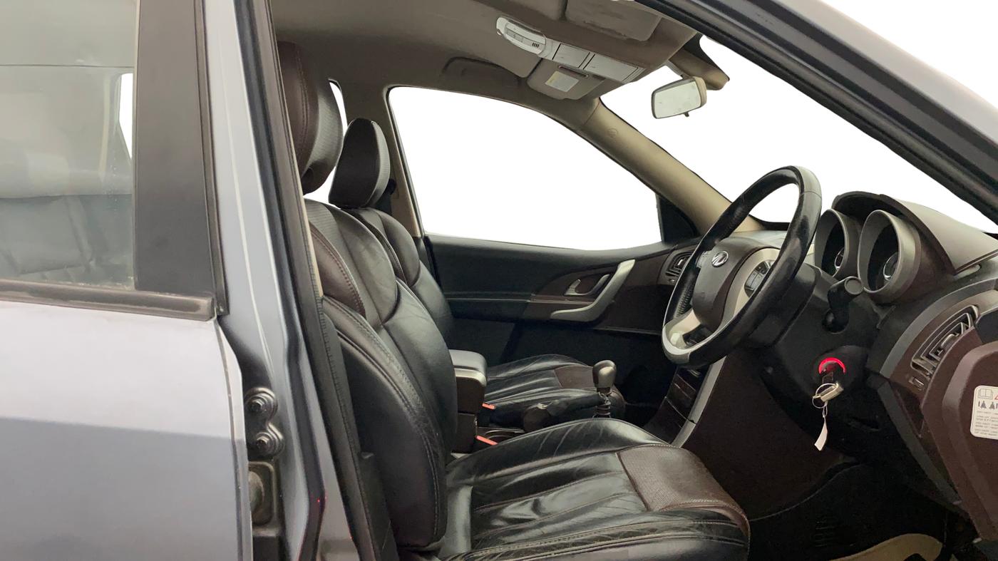 2014 Mahindra XUV500 W8, Diesel, Manual, 86,374 km, Right Side Front Door Cabin