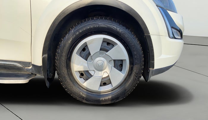 2018 Mahindra XUV500 W11 AT, Diesel, Automatic, 1,03,757 km, Right Front Wheel