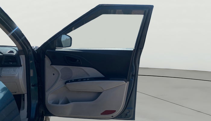 2021 Mahindra XUV300 W6 1.5 Diesel, Diesel, Manual, 68,068 km, RHS Front Door