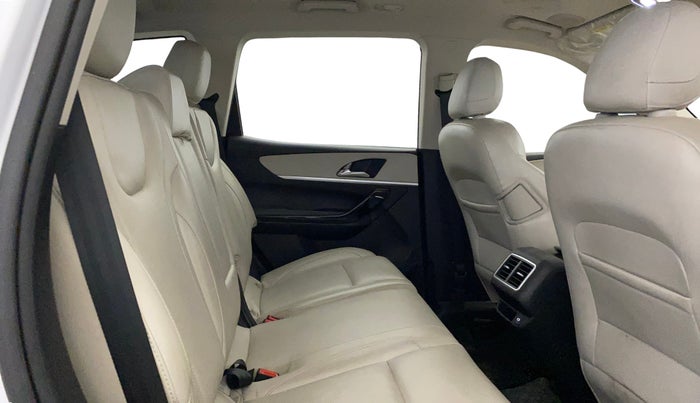 2022 Mahindra XUV700 AX 7 LUXURY P AT 7 STR, Petrol, Automatic, 13,673 km, Right Side Rear Door Cabin