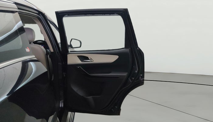 2022 Mahindra XUV700 AX 7 P MT 7 STR, Petrol, Manual, 31,275 km, RHS Rear Door