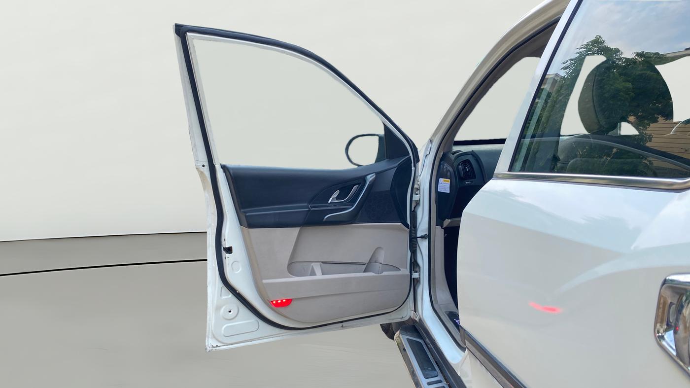 2016 Mahindra XUV500 W10, Diesel, Manual, 93,866 km, LHS Front Door