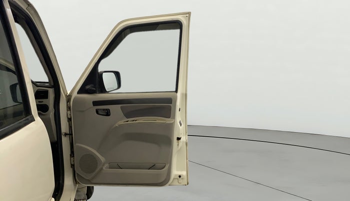 2017 Mahindra Scorpio S4 PLUS 1.99 INTELLI-HYBRID, Diesel, Manual, 61,856 km, RHS Front Door