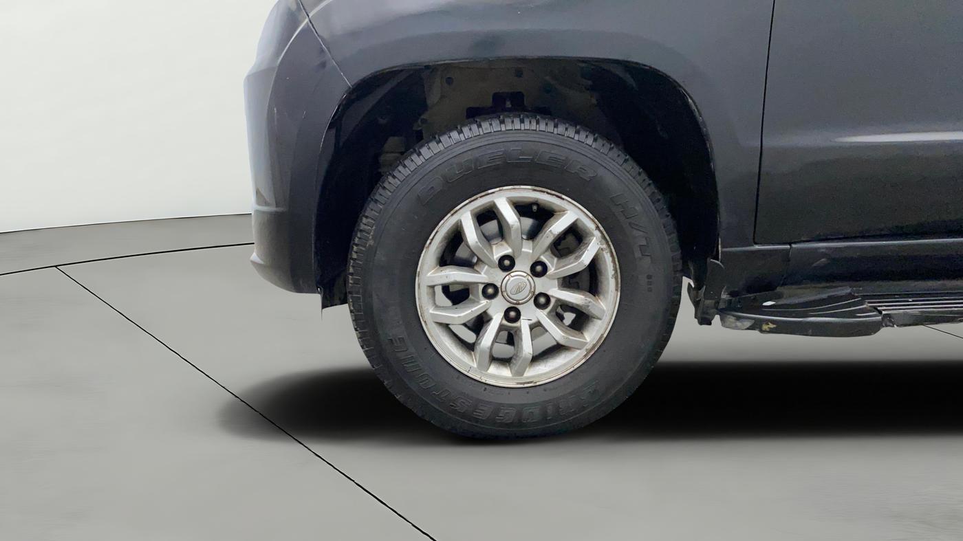2016 Mahindra TUV300 T8, Diesel, Manual, 1,26,142 km, Left Front Wheel