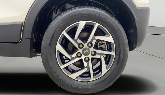 2022 Mahindra XUV300 W8 (O) 1.2 PETROL AMT, Petrol, Automatic, 30,355 km, Left Rear Wheel