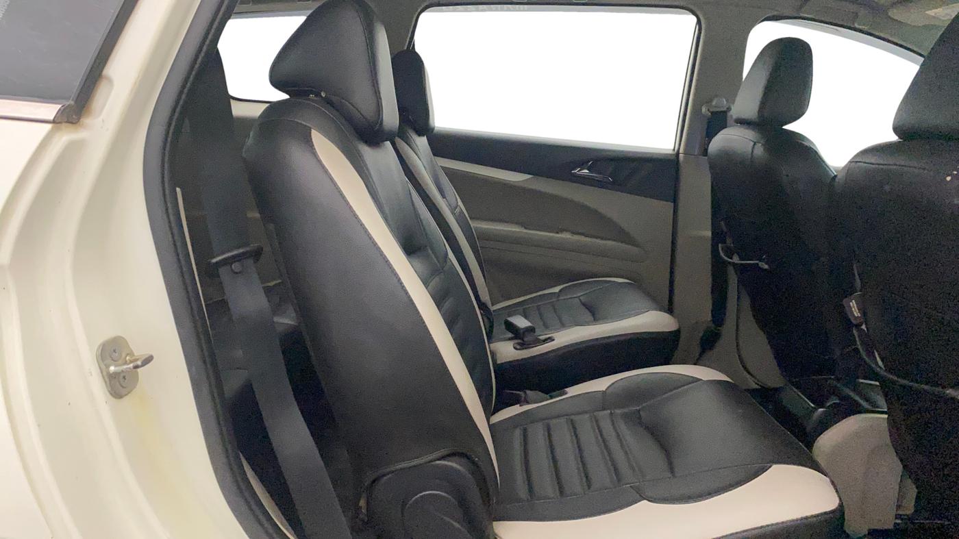 2018 Mahindra MARAZZO M6 7 STR, Diesel, Manual, 97,609 km, Right Side Rear Door Cabin