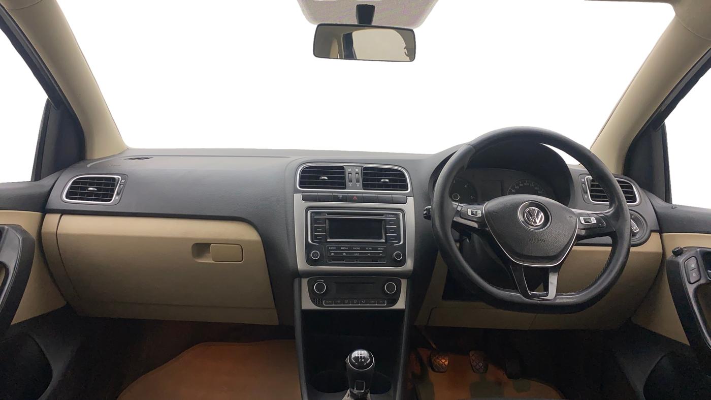 2015 Volkswagen Polo HIGHLINE1.5L, Diesel, Manual, 1,43,843 km, Dashboard
