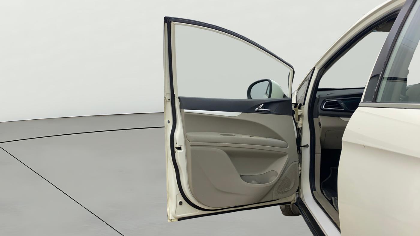 2018 Mahindra MARAZZO M8 7 STR, Diesel, Manual, 1,31,905 km, LHS Front Door