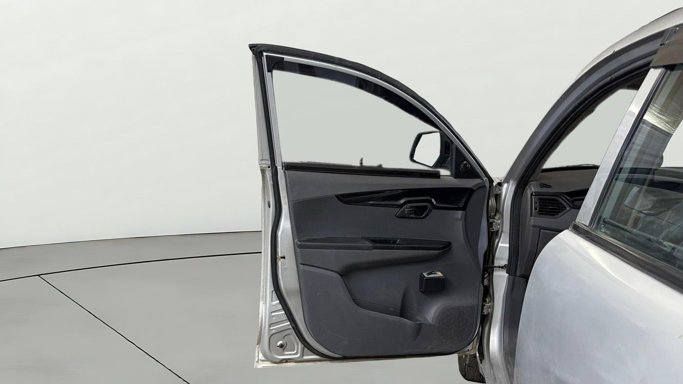 2018 Mahindra Kuv100 K2 TRIP CNG, CNG, Manual, 82,024 km, LHS Front Door