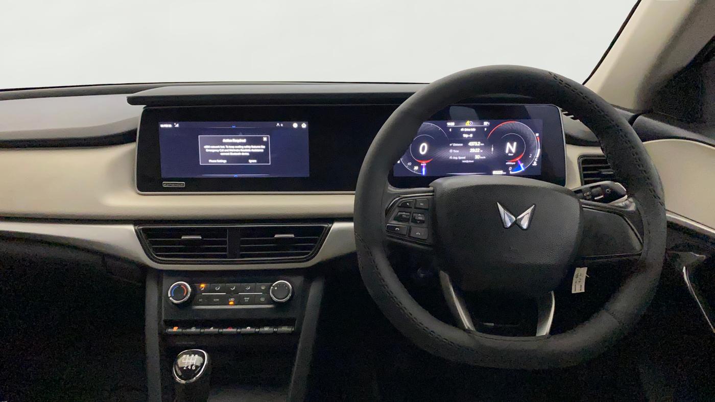 2023 Mahindra XUV700 AX 5 D MT 7 STR, Diesel, Manual, 400 km, Steering Wheel Close Up