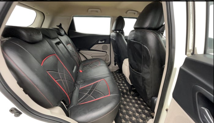 2019 Mahindra XUV300 W8 1.5 DIESEL, Diesel, Manual, 88,401 km, Right Side Rear Door Cabin