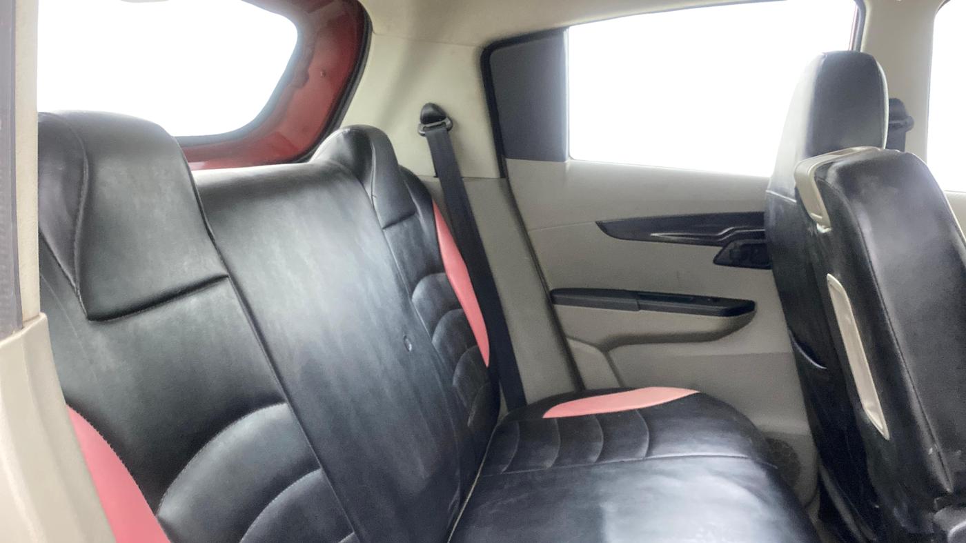 2017 Mahindra Kuv100 K4 6 STR, Petrol, Manual, 17,283 km, Right Side Rear Door Cabin