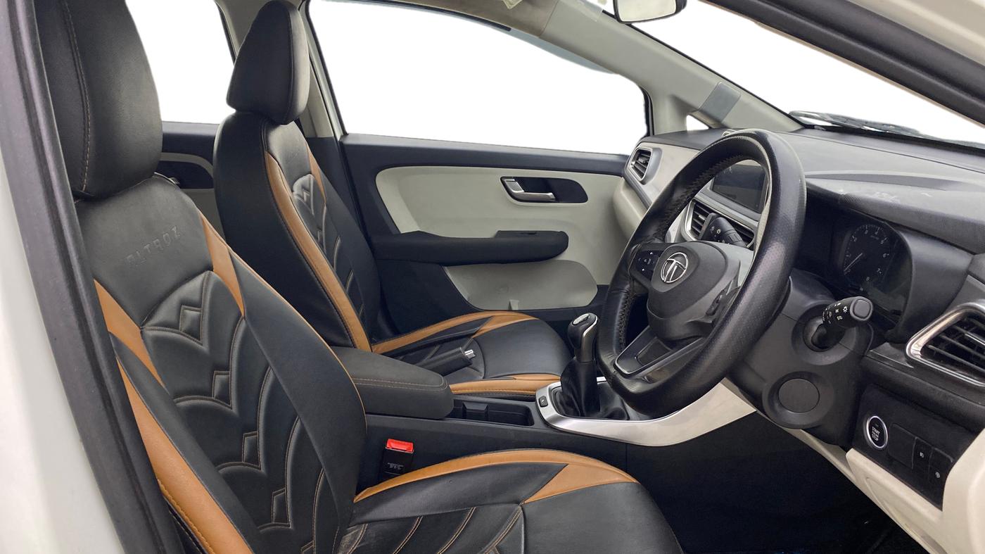 2023 Tata ALTROZ XZ (O) PETROL, Petrol, Manual, 52,627 km, Right Side Front Door Cabin