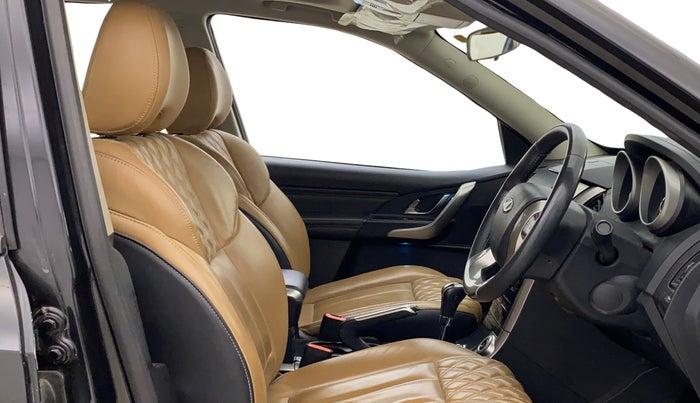 2021 Mahindra XUV500 W11 AT, Diesel, Automatic, 91,976 km, Right Side Front Door Cabin