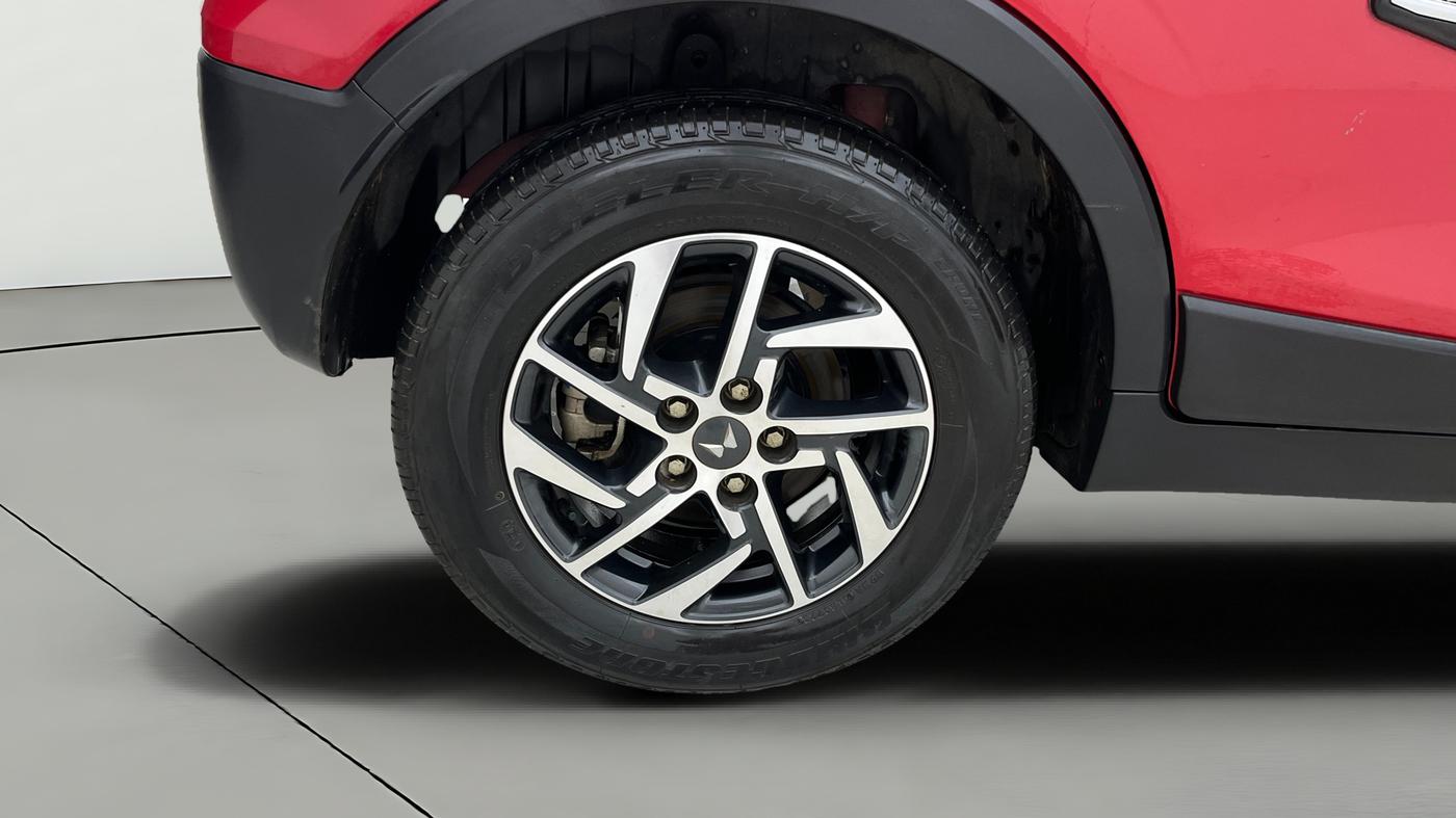 2023 Mahindra XUV300 W8 (O) 1.2 PETROL AMT, Petrol, Automatic, 9,410 km, Right Rear Wheel