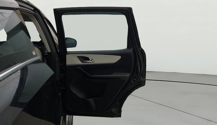 2024 Mahindra XUV700 AX 7 LUXURY D AT 7 STR, Diesel, Automatic, 28,342 km, RHS Rear Door