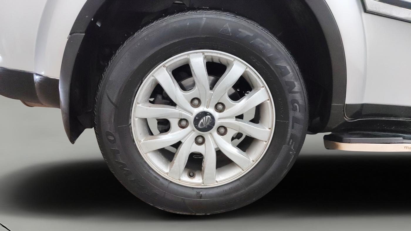 2016 Mahindra XUV500 W10, Diesel, Manual, 1,15,976 km, Right Rear Wheel
