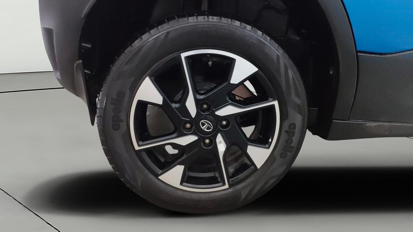 2021 Tata PUNCH CREATIVE AMT 1.2 RTN DUAL TONE, Petrol, Automatic, 19,571 km, Right Rear Wheel