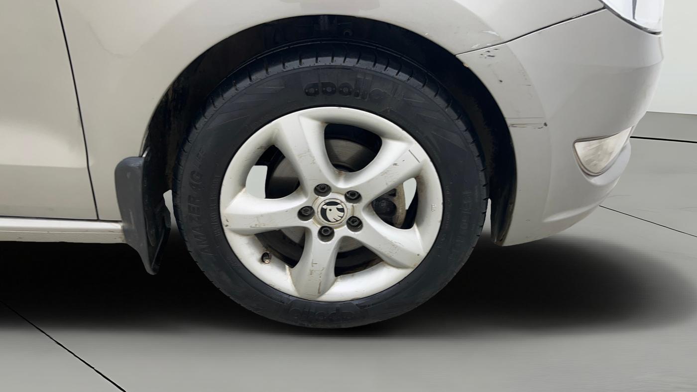 2013 Skoda Rapid ELEGANCE 1.6 MPI MT, Petrol, Manual, 69,053 km, Right Front Wheel