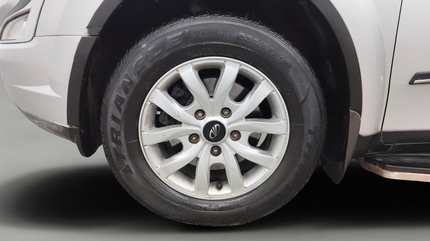 2016 Mahindra XUV500 W10, Diesel, Manual, 1,15,976 km, Left Front Wheel