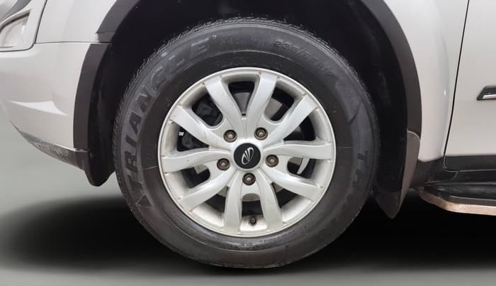 2016 Mahindra XUV500 W10, Diesel, Manual, 1,16,074 km, Left Front Wheel