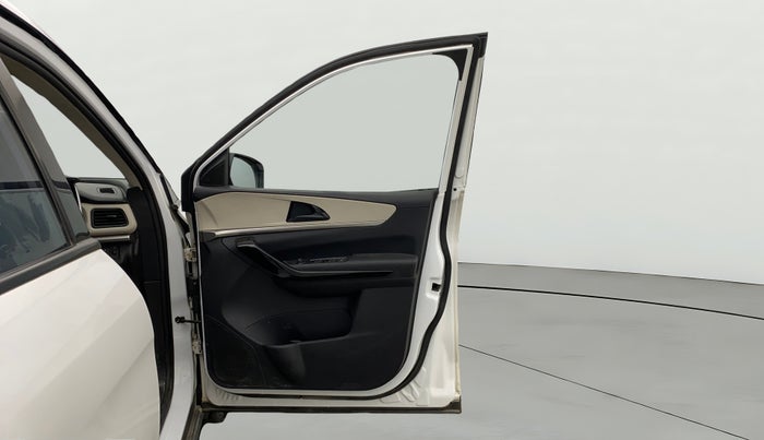 2023 Mahindra XUV700 AX 5 P MT 5 STR, Petrol, Manual, 26,910 km, RHS Front Door